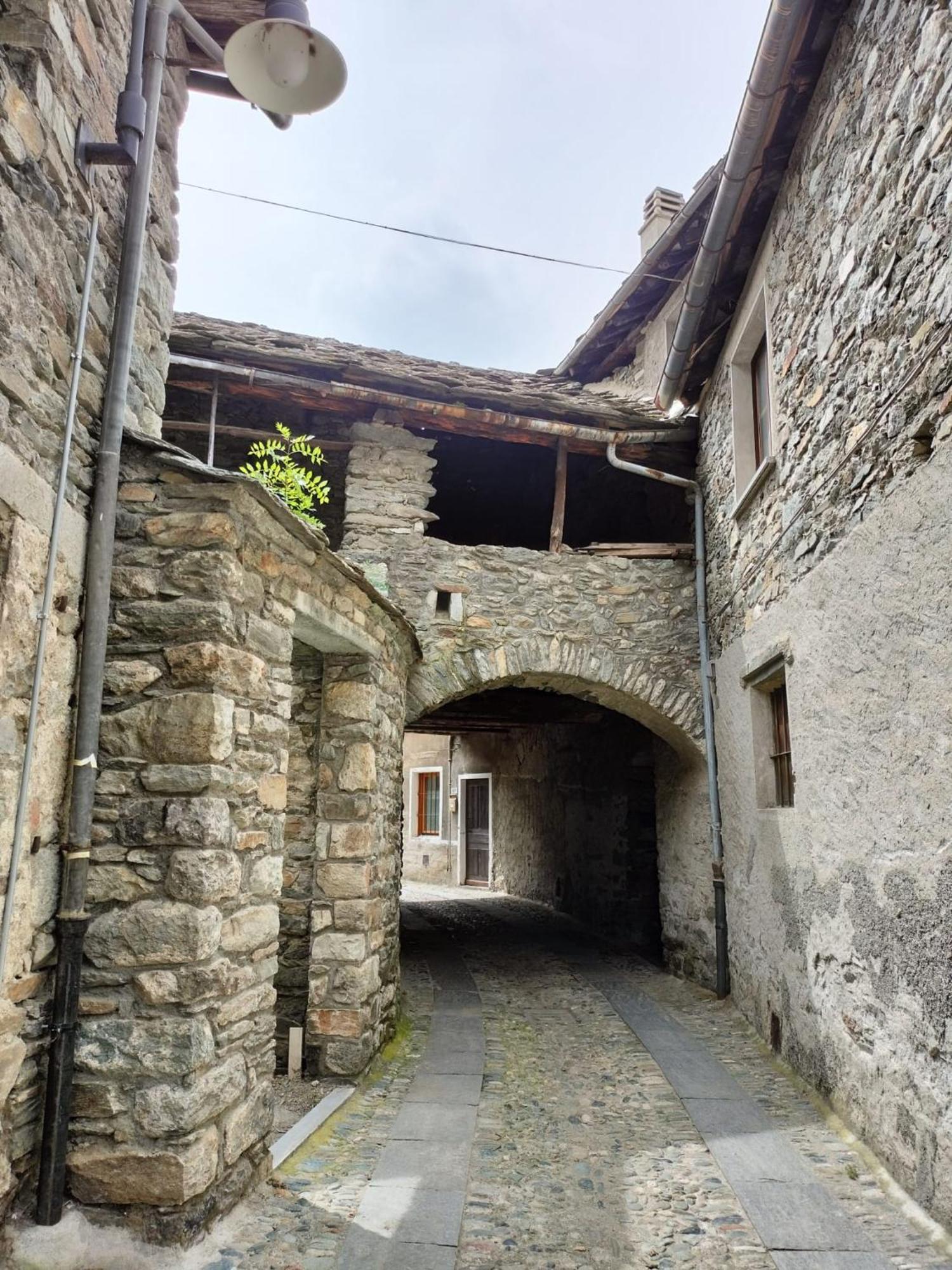 La Torre Colombaia - Monumento Del 1400 Appartement Arnad Buitenkant foto